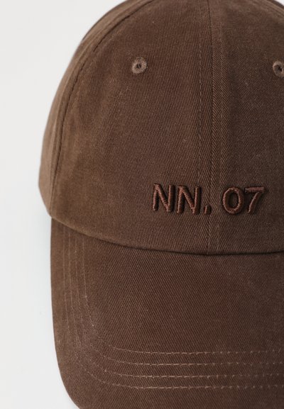 Cască de baseball din bumbac maro cu broderie "NN. 07" pe față. Dispune de o vizieră curbă și o suprafață de textură.