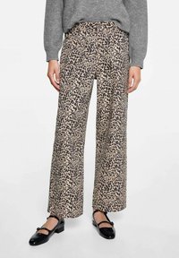 Pantalone širokih nogavica s leopard uzorkom u bež i crnoj boji, izrađeni od mekog materijala s glatkom teksturom, s prednjim džepovima i kopčanjem na dugme.