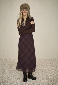 Bershka MIDI  - Denní šaty - dark brown
