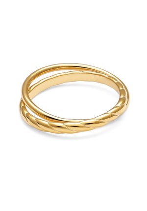 Dos anillos de oro entrelazados, uno liso y otro con una textura retorcida similar a una cuerda, sobre un fondo blanco.