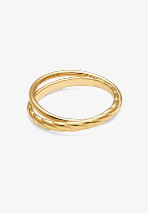 Dos anillos de oro entrelazados, uno liso y otro con una textura retorcida similar a una cuerda, sobre un fondo blanco.