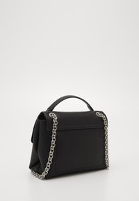 Sort læderhåndtaske med en struktureret form, kort top-håndtag og en sølv kæderekvisit til skulderen. Har en klaplukning og glat struktur.