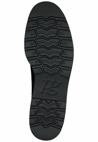 Semelle de chaussure en caoutchouc noir avec un motif de treads en zigzag et un logo "pg" en relief. Le design présente des rainures profondes pour une meilleure traction.
