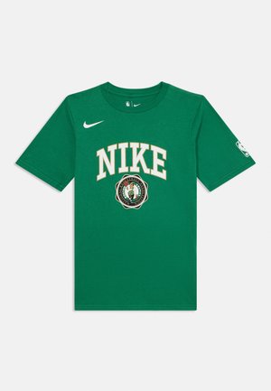 Žalias medvilninis marškinėlis su apvaliu iškirpimu, trumpomis rankovėmis, didelis "NIKE" logotipas baltu spalvu virš apskrito airiško stiliaus grafikos. NBA logotipas ant rankovės.