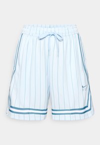 Ljusblå sportshorts med vertikala vita ränder, elastisk midja, dragsko, sidfickor och kontrasterande blå kant vid fållen.