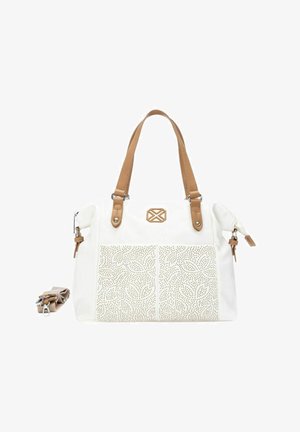Bolso blanco con asas color cuero, panel frontal perforado con diseño floral, bolsillos laterales con cremallera y correa desmontable ajustable colocada a su lado.