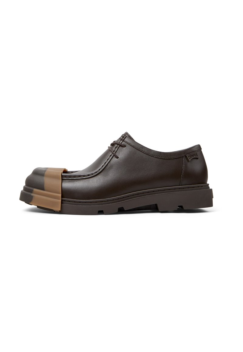 Scarpa in pelle marrone con punta arrotondata, dotata di una protezione in gomma sulla punta. La suola è spessa, con una texture robusta e dettagli di cucitura discreti.