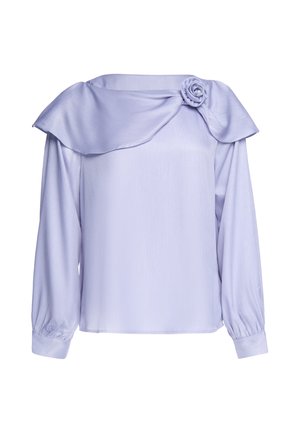 Blusa lavanda a manica lunga con ampio colletto pieghevole e dettaglio di rosa in stoffa sulla spalla sinistra, con maniche con polsini.