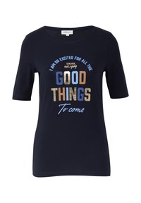Chemise à manches courtes bleu marine avec col rond et texte multicolore indiquant "Je suis si enthousiaste pour toutes les bonnes choses à venir."