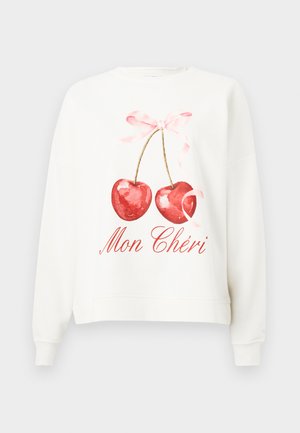 Bijela majica s kapuljačom s crvenim akvarelnim trešnjama povezanim ružičastom vrpcom i tekstom "Mon Chéri" u crvenom kurzivu ispod.