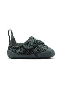 Teksturirana siva cipela bez vezivanja s zaobljenim vrhom, elastičnim bočnim panelima, trakom s čičak mehanizmom, i fleksibilnom gumiranom potplat koju odlikuje udobnost.