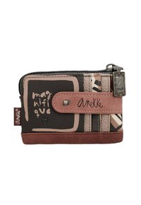 Cartera hecha de material texturizado en tonos marrón oscuro y claro con patrones abstractos; cuenta con un cierre de cremallera y un acento decorativo de metal.