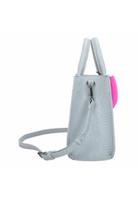 Borsa a tracolla grigia in ecopelle con una texture a serpente. Presenta un accento rosa, due manici e una tracolla regolabile.