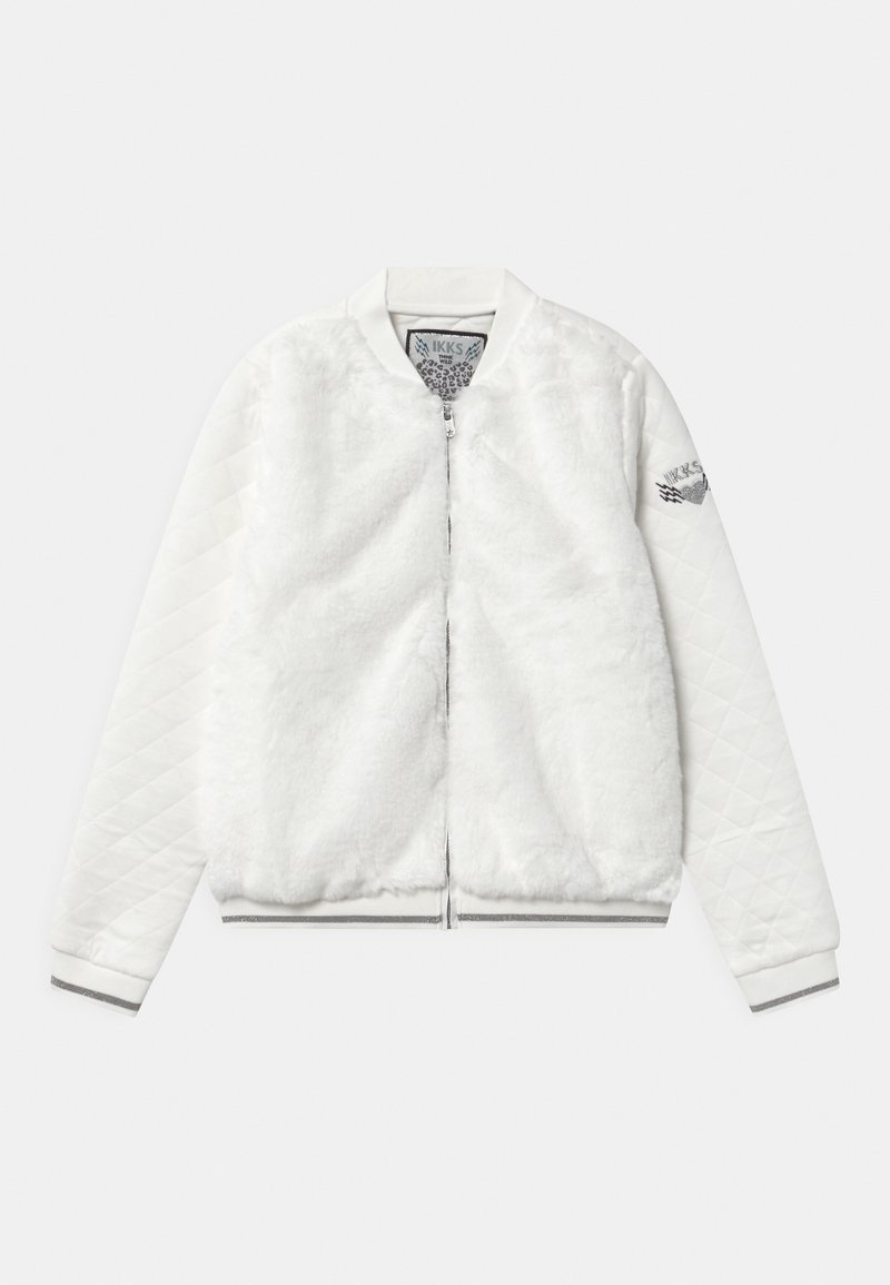 Veste bomber blanche avec un corps en fourrure, des manches blanches matelassées, une fermeture éclair argentée et un logo sur la manche gauche. Texture douce dans l'ensemble.