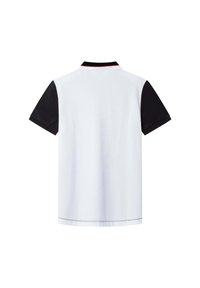 Camisa polo blanca con mangas cortas negras, que presenta un cuello negro y rojo en contraste. Tejido suave con un escote de cuello.