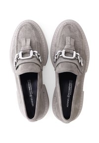 Graue Wildleder-Loafer mit einer klobigen Sohle, silberner Kettendetail und glatter Innenausstattung. Das Design ist minimalistisch und modern.