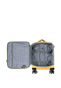 Gelbe Reisetasche mit einem grauen Innenfutter, das ein sich wiederholendes Muster aufweist. Verfügt über verstellbare Riemen und ein mit Reißverschluss versehenes Fach auf einer Seite.