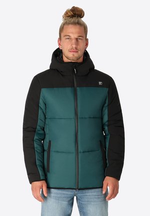 Heren pufferjack met een teal lichaam, zwarte mouwen, een met fleece gevoerde capuchon, een rits aan de voorkant en zijzakken; gewatteerd ontwerp voor isolatie.