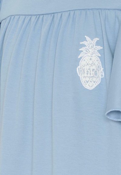 Vestito di cotone azzurro chiaro con un design a pieghe e un motivo di ananas ricamato bianco sulla parte anteriore. Maniche corte arricciate incluse.
