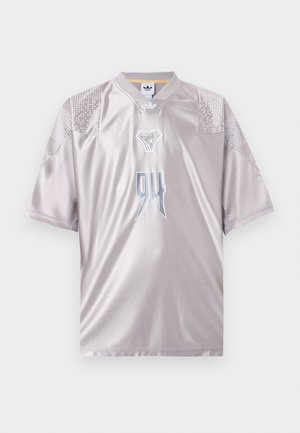 Sølv Adidas sportstrøye med korte ermer, hvite prikkede mønstre på skuldrene, og nummer 94 i stilisert font midt foran.