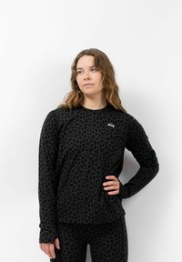 Schwarzes Langarmshirt mit Leopardenmuster, aus weichem Stoff gefertigt. Verfügt über einen Rundhalsausschnitt und ein kleines gesticktes Logo auf der Brust.