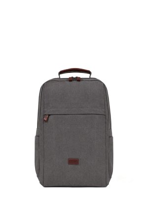 Sac à dos rectangulaire gris avec poche zippée à l'avant, poches latérales et poignée marron avec tirettes de fermeture éclair, sur fond blanc.