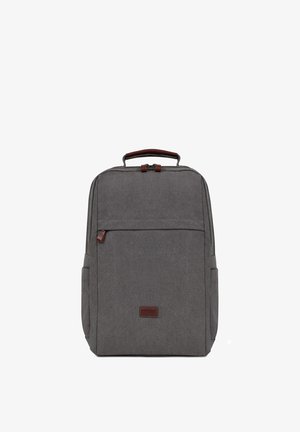 Sac à dos rectangulaire gris avec poche zippée à l'avant, poches latérales et poignée marron avec tirettes de fermeture éclair, sur fond blanc.