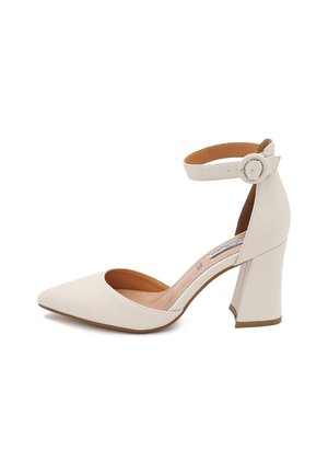Scarpa bianca con tacco alto, punta a mandorla, cinturino alla caviglia, tacco largo e blocco, materiale in finta pelle liscia e soletta imbottita beige.