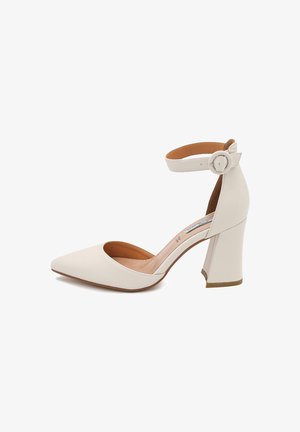 Scarpa bianca con tacco alto, punta a mandorla, cinturino alla caviglia, tacco largo e blocco, materiale in finta pelle liscia e soletta imbottita beige.