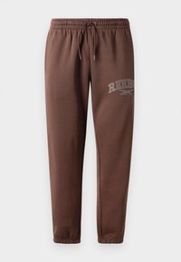 Pantalones de chándal marrones con cintura elástica y cordón, corte ajustado y un logo de "REEBOK" en gris en la pierna izquierda. Textura de tela suave.