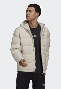 adidas Sportswear HELIONIC HOODED DOWN - Daunenjacke - beige