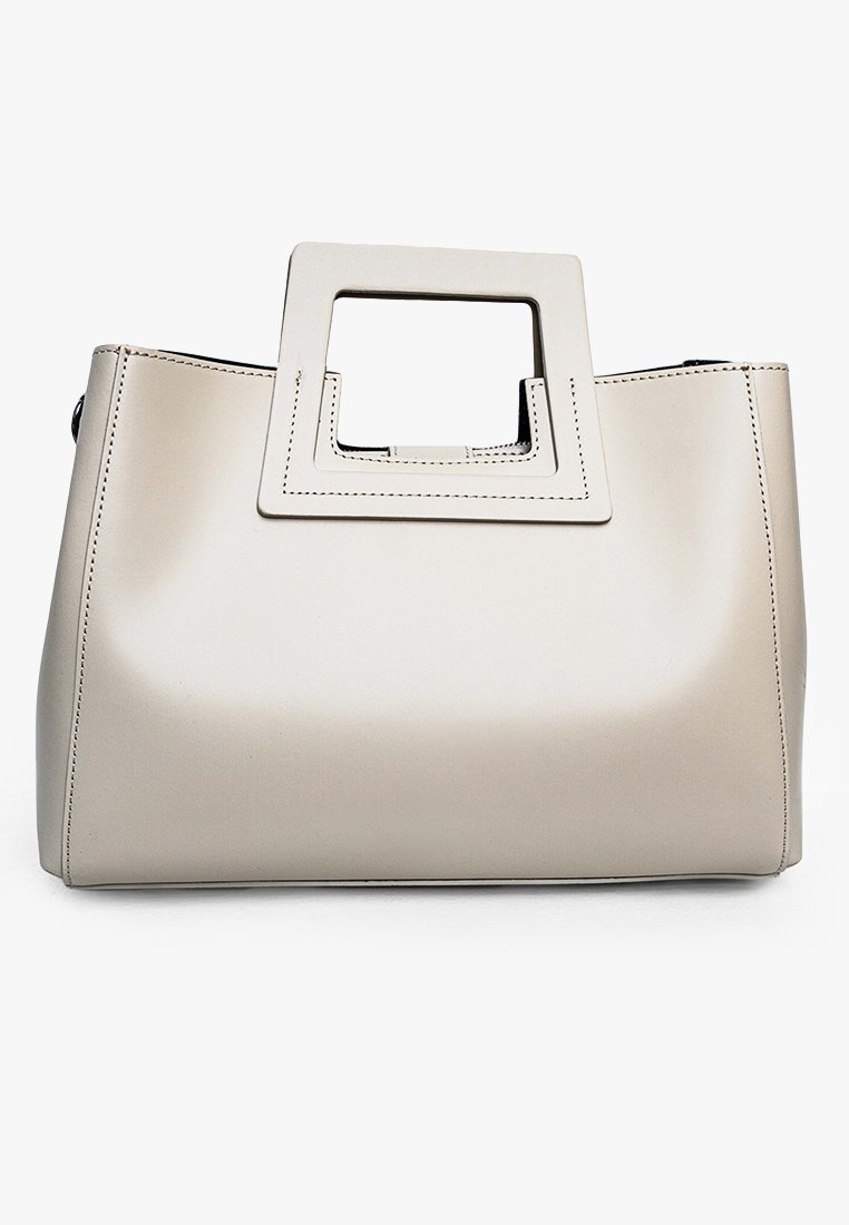 Bolso tote beige con una forma estructurada, con un asa cuadrada y sutiles detalles de costura. Textura suave y brillante, diseño minimalista.