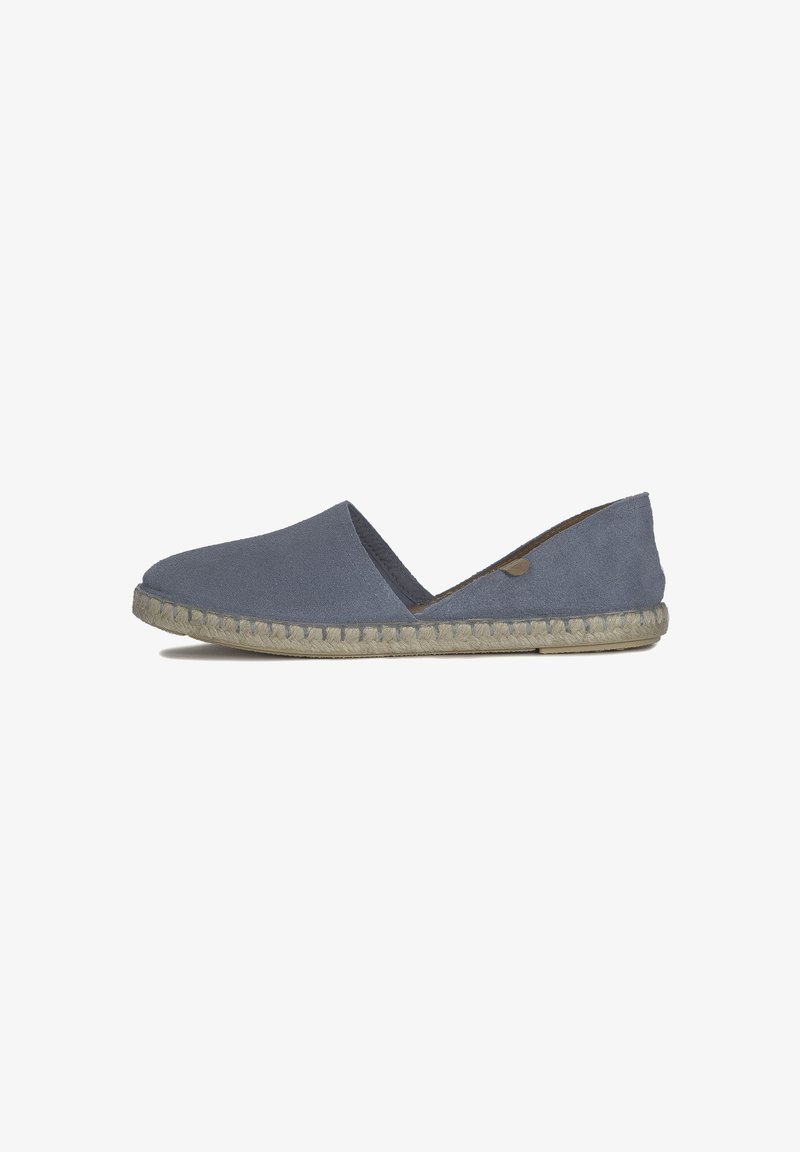 Slate blue espadryle z miękką zamszową cholewką, elastycznym klinem V oraz naturalną podeszwą z liny jutowej z plecionymi detalami.