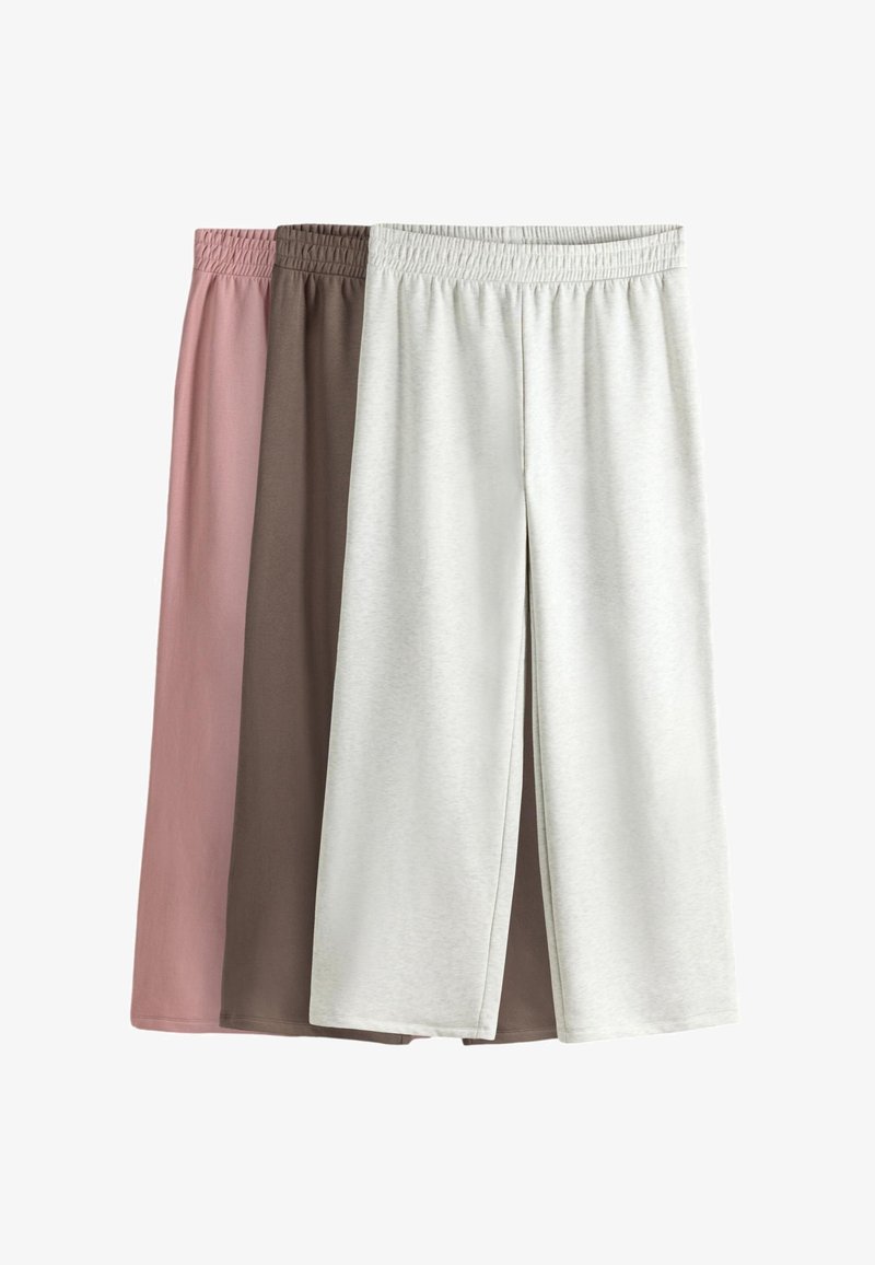 Drie paar shorts van zachte, rekbare stof met elastische taillebanden. Kleuren: pastelroze, bruin en off-white.
