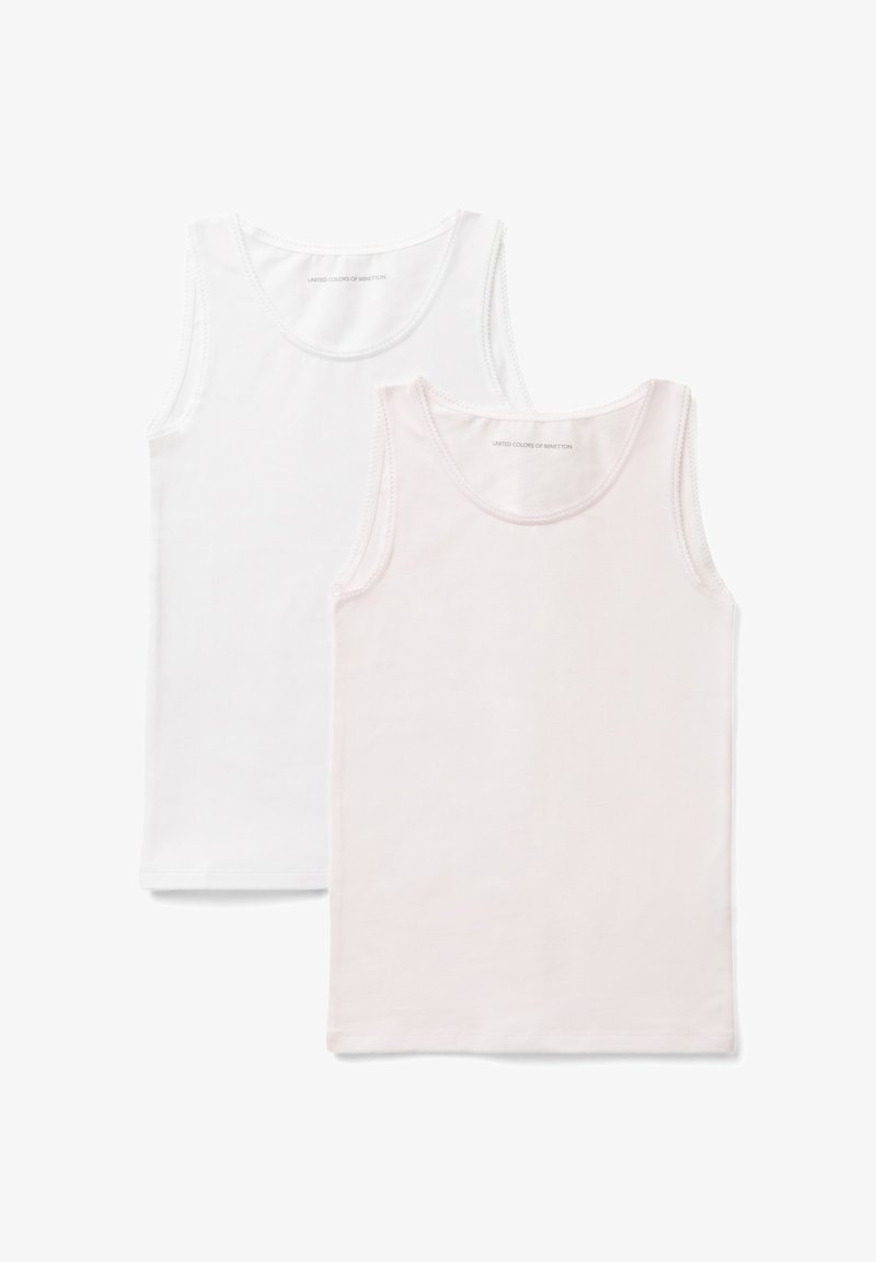 Due canottiere in cotone senza maniche, una bianca e una rosa chiaro, con scolli rotondi e testo con marchio all'interno dei colli.