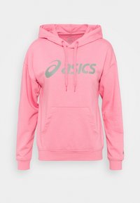 Růžová mikina ASICS s přední kapsou, nastavitelnou kapucí se stahovací šňůrkou a šedým značkovým logem přes hrudník.
