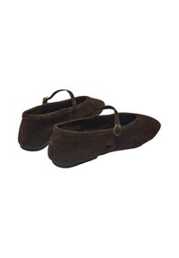 Ciemnobrązowe zamszowe baletki z ostro zakończonym noskiem, regulowanym paskiem i płaską gumową podeszwą. Gładka tekstura o minimalistycznym wzorze.