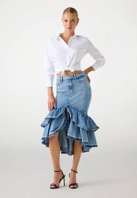 Guess MITTELLANGER JEANSROCK RÜSCHEN - Jeansrok - himmelblau