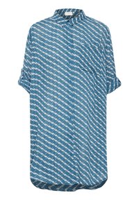 Chemise bleue à manches courtes en tissu léger, avec un motif blanc et une fermeture à boutons sur le devant, un col et une poche poitrine unique.