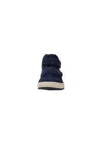 Marineblaues Wildleder-Hochschnittschuhe mit zwei Velcro-Riemen, weißen Zwischensohlen und strukturierten Gummisohlen, die schlichte Akzente und glatte Linien aufweisen.