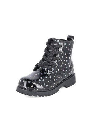 Schwarzer glänzender Kinderknöchelstiefel mit bunten Herz- und Schleifenmustern, dicker Sohle und schwarzen Schnürsenkeln.