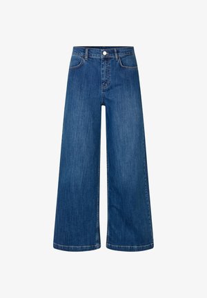 Modré džínové kalhoty širokých nohavic s vysokým pasem, předním knoflíkem, zapínáním na zip a dvěma předními kapsami na bílém pozadí.