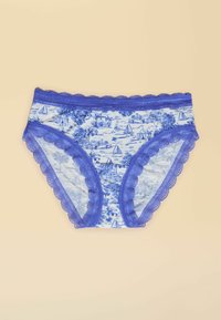 Blaue Baumwollunterwäsche mit einem malerischen Muster von Booten und Palmen, eingefasst mit einem gewellten, lavendelfarbenen Spitze.