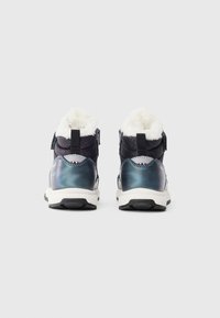 Botas de tornozelo pretas e azul marinho com acabamento texturizado, material sintético, forro de pêlo sintético, tira ajustável e sola branca.