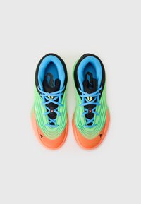Chaussures de sport colorées avec un design dégradé, des accents verts et orange, un doublage en maille noire et bleue, et des lacets plats.