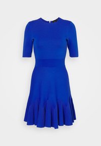 Robe bleu roi à manches courtes, encolure ronde, taille cintrée et détail de jupe plissée.