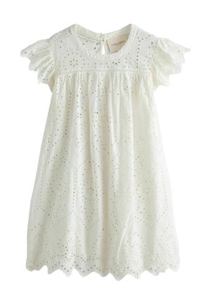 Weißes Baby-Kleid aus Baumwolle mit Lochstickerei, geschwungenem Saum, flatternden Ärmeln und einer Schlaufe mit Knopfverschluss am hinteren Halsausschnitt.