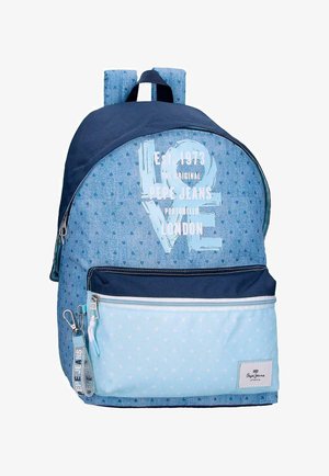 Mochila de mezclilla y azul claro con un pequeño patrón de puntos, bolsillo frontal con cremallera y texto blanco "LOVE" y Pepe Jeans London en la parte frontal.