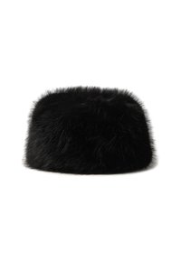 Gorra de piel negra con forma cilíndrica y redondeada, textura suave y detalles de piel densa y esponjosa.