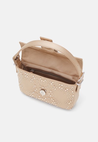 Beige håndtaske med prydede rhinsten-detaljer, top-håndtag og en lynlåslomme indeni. Glat tekstur og kompakt rektangulær form.